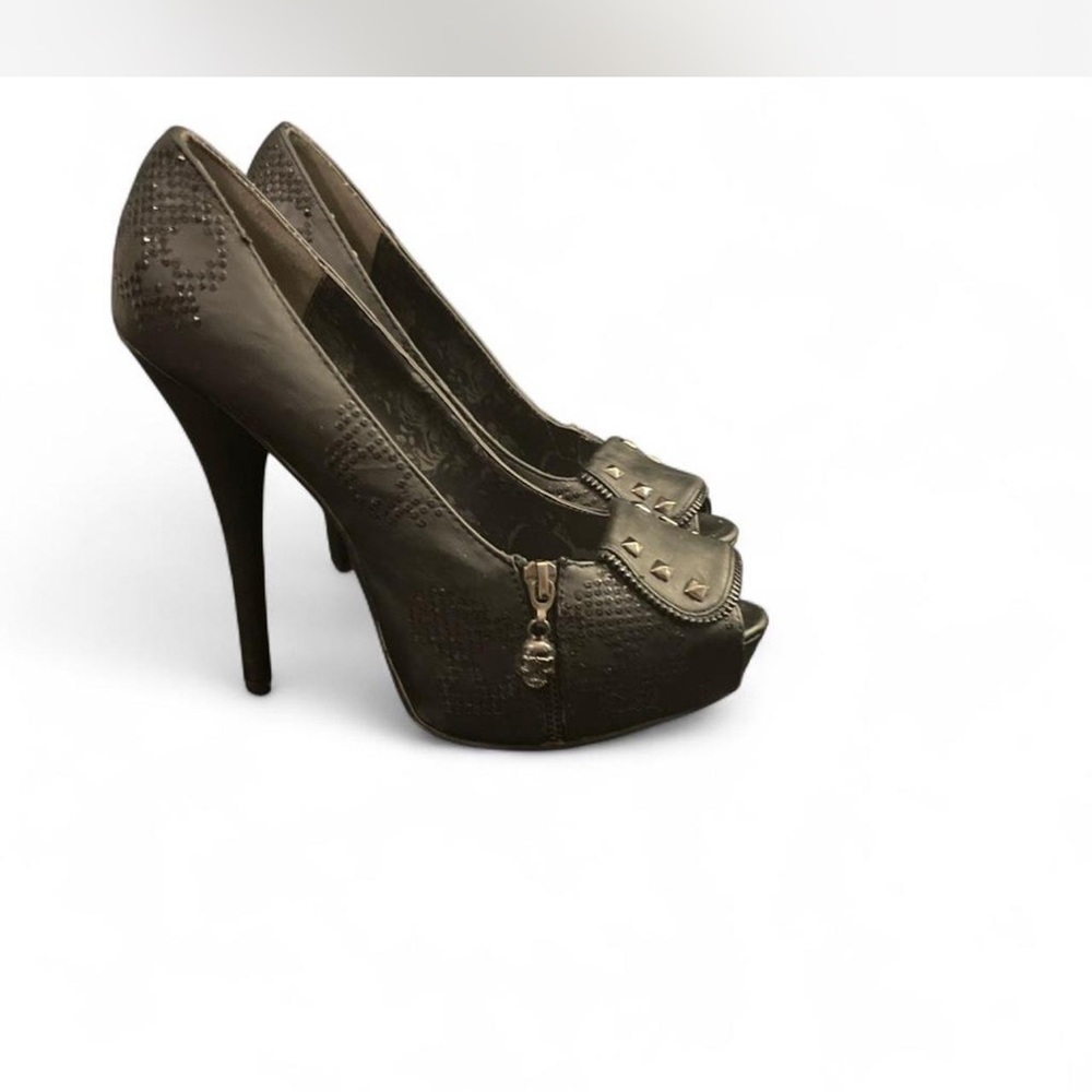 Stud Pumps